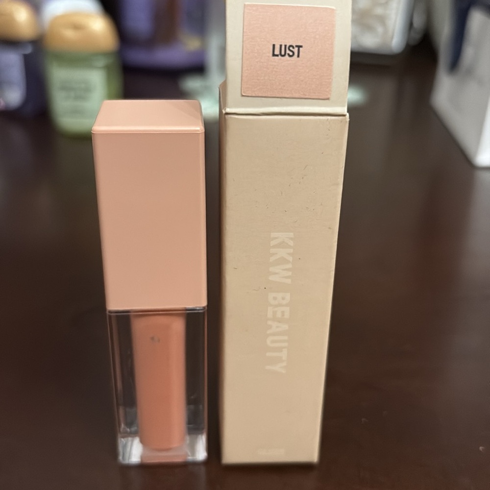 KKW Beauty Bundle Eyeshadow Palette!
2 lip glosses
6 eye colors within palette